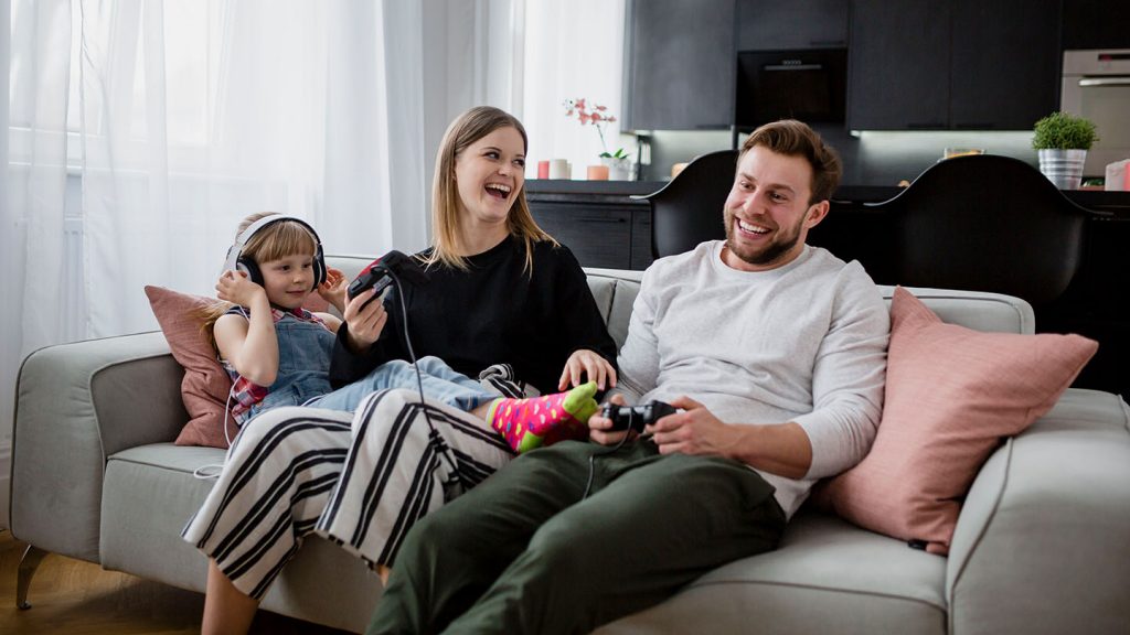 mietschutz.at - Familie spielt am Sofa und spart sich dank Mietschutz.at bares Geld bei der monatlichen Miete