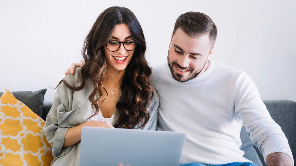 mietschutz.at - glückliches Paar nutzt den kostenlosen Onlinerechner und spart bares Geld bei der Miete